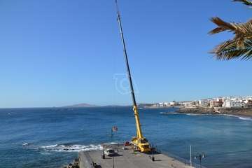 Una grúa de 80 metros trabaja en la reparación del Neptuno en Melenara/TA.